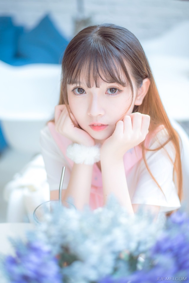 “让他进来吧。”邓贤看了刘璝一眼，点头道。